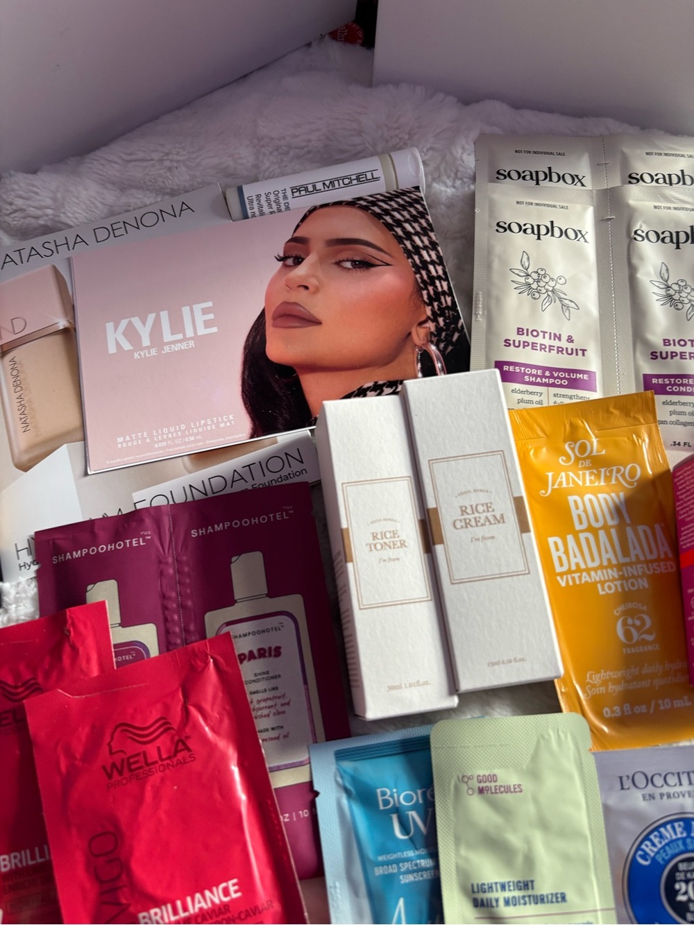 Assorted Beauty Samples - Picture 3 of 7